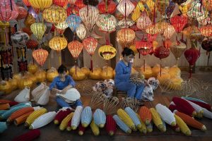 Lantern-making-hoi-an