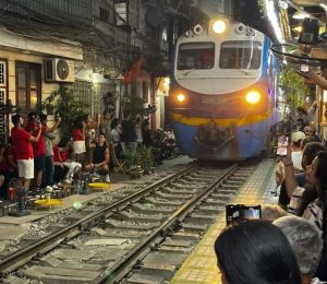 hanoi-train-street-1