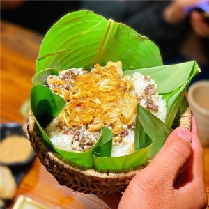 The main ingredients of sticky rice with ant's eggs are glutinous rice (sticky rice) and ant eggs