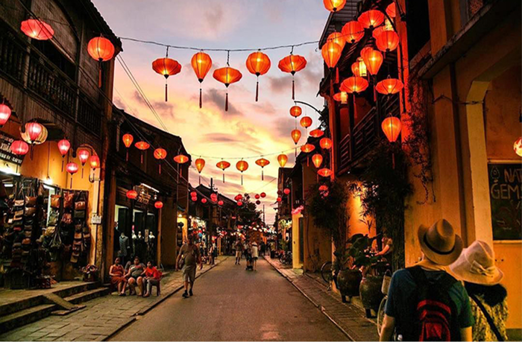 Enjoy the time at Hoi An Lantern Festival on your trip