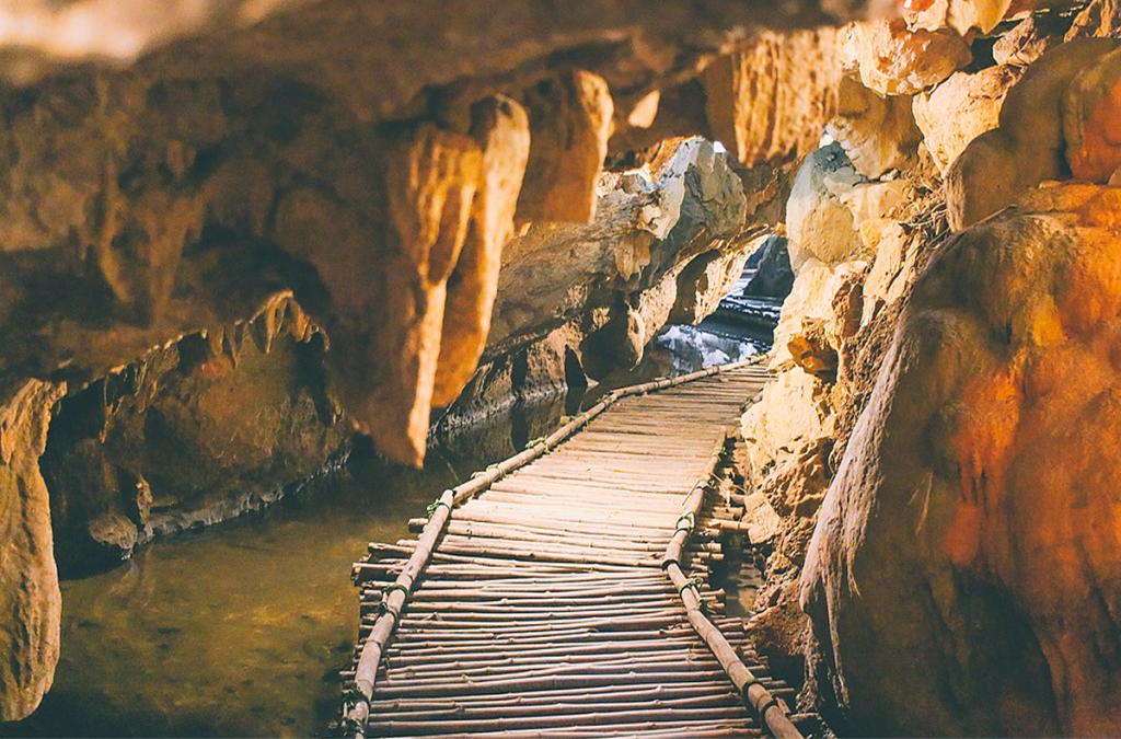 The biggest cave in Thung Nham is called Vai Gioi Cave.