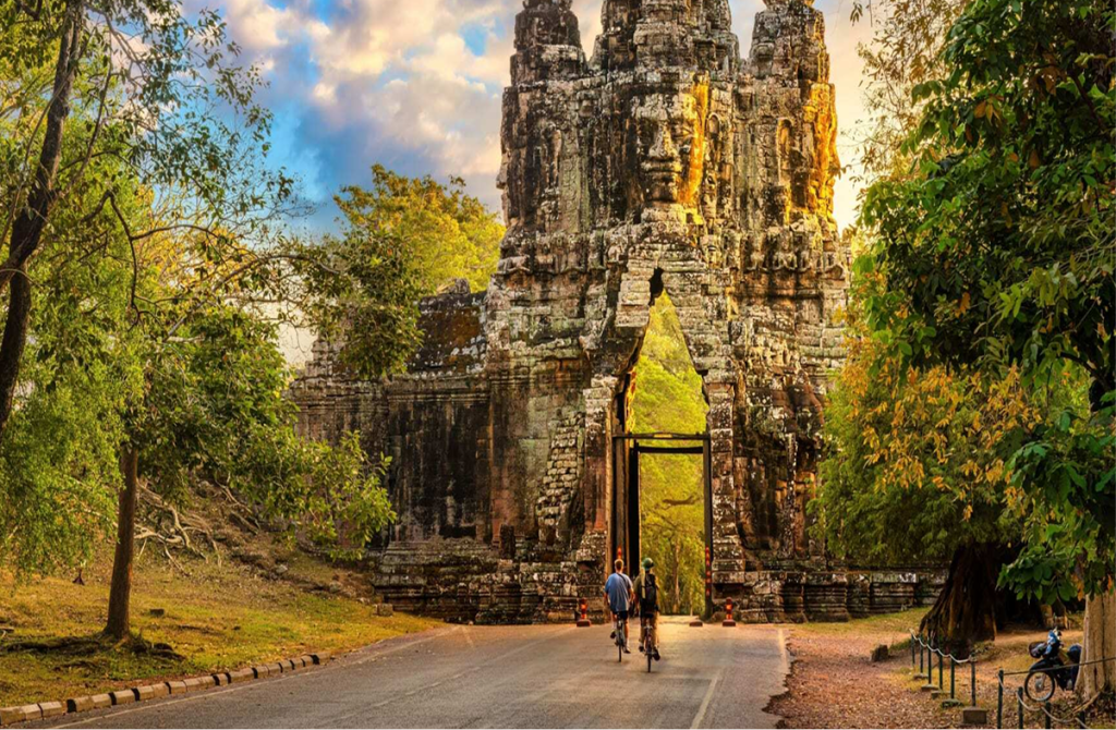 Visiting Angkor temple 