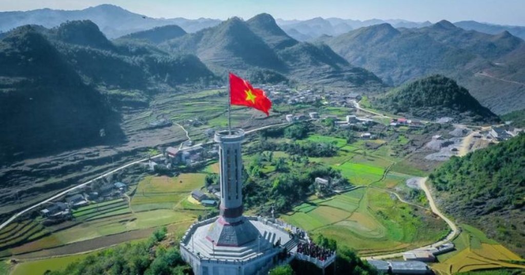 Lung Cu Flag: Touching the North of Vietnam