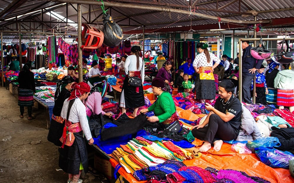 dong-van-market-ha-giang-the-ultimate-2026
