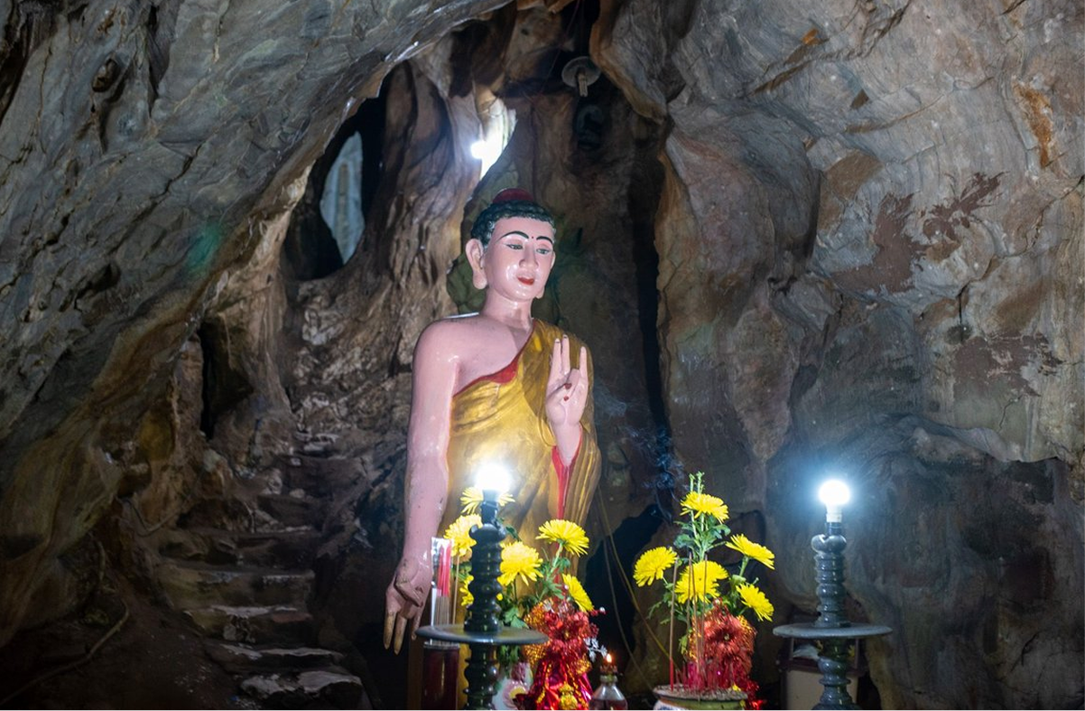 Van Thong Cave