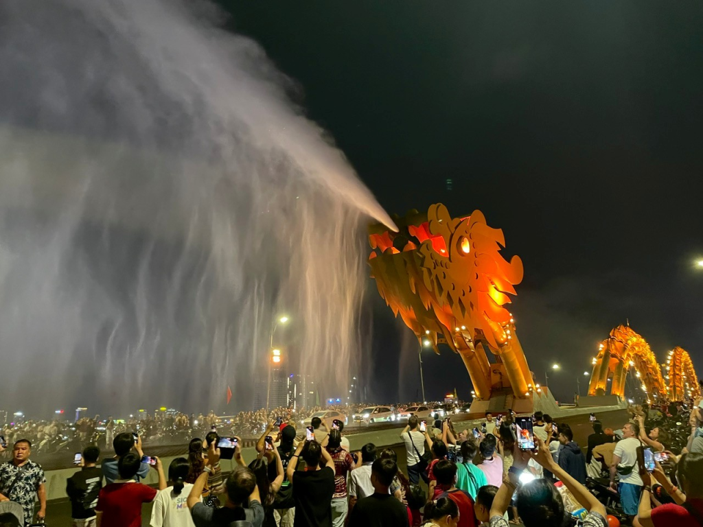 wonderful-dragon-bridge-da-nang-symbol-vietnam