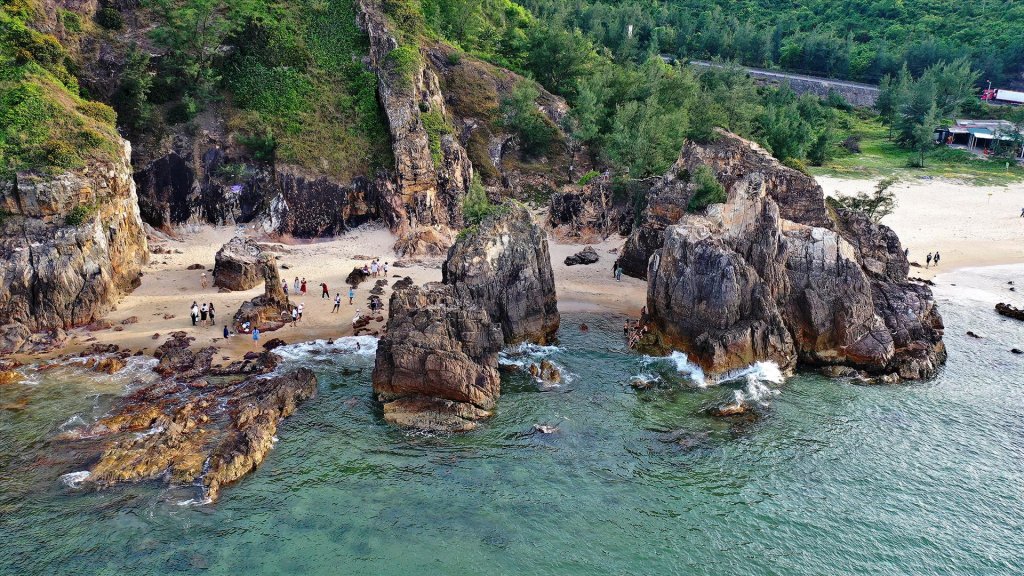 explore-hidden-da-nhay-beach-quang-binh-vietnam