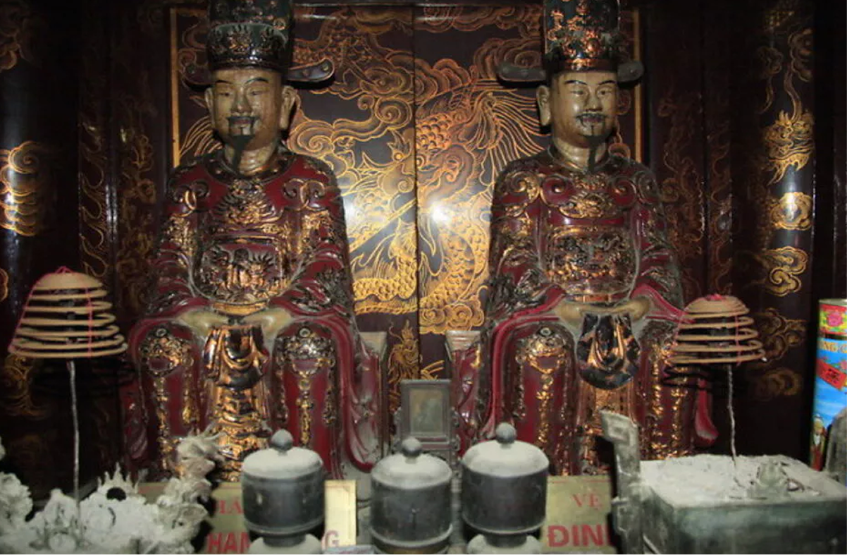 Dinh Tien Hoang Temple Inside Hoa Lu Cave