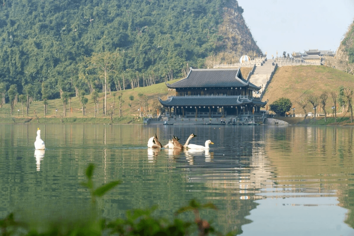 Where is Thung Ui Ninh Binh? A “Hidden Valley” in Trang An Linked to the Coronation of King Dinh Tien Hoang