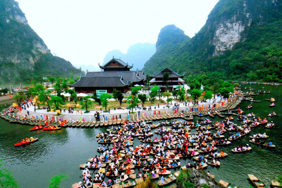 The estimated cost for Ninh Binh ticket prices and services may range from 600,000–1,000,000 VND per person, depending on your itinerary and optional services