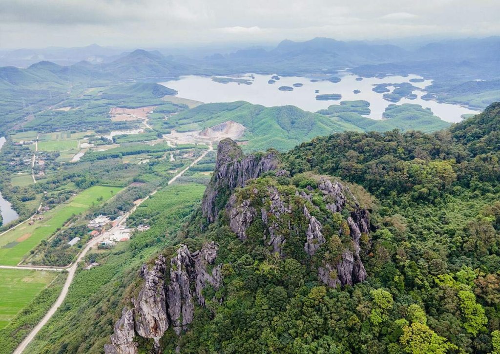 explore-than-dinh-mountain-quang-binh