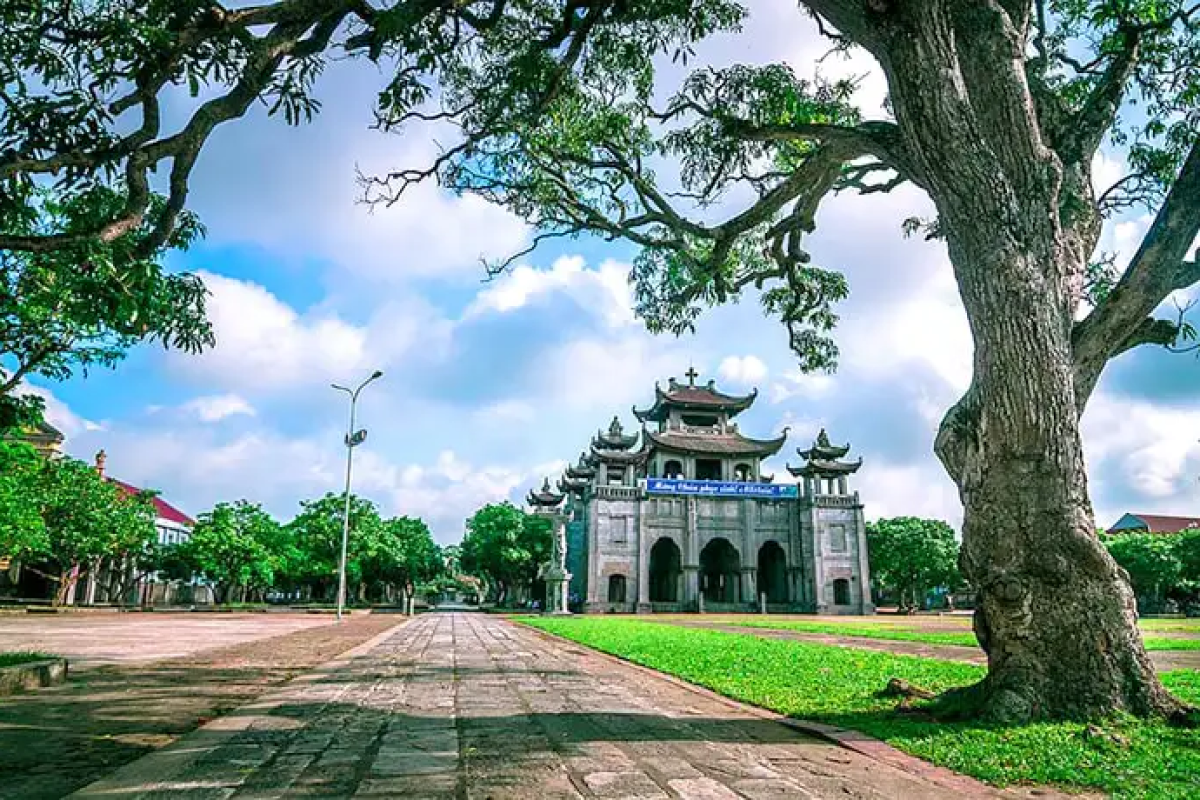 Tips for Visiting Phat Diem Church Ninh Binh