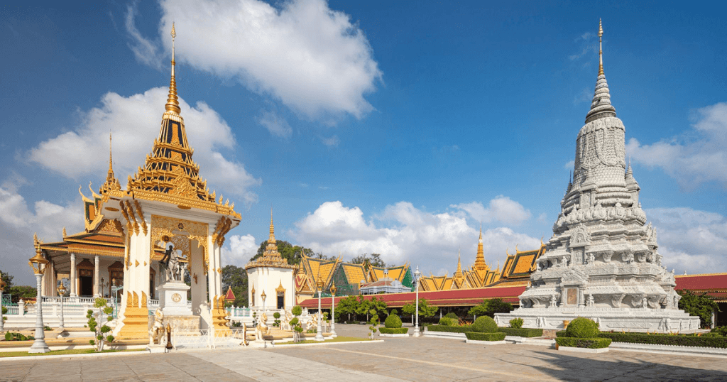 Check in Phnom Penh Royal Palace and taking photos at the entrance