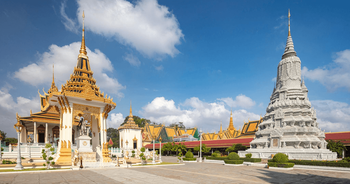 Check in Phnom Penh Royal Palace and taking photos at the entrance