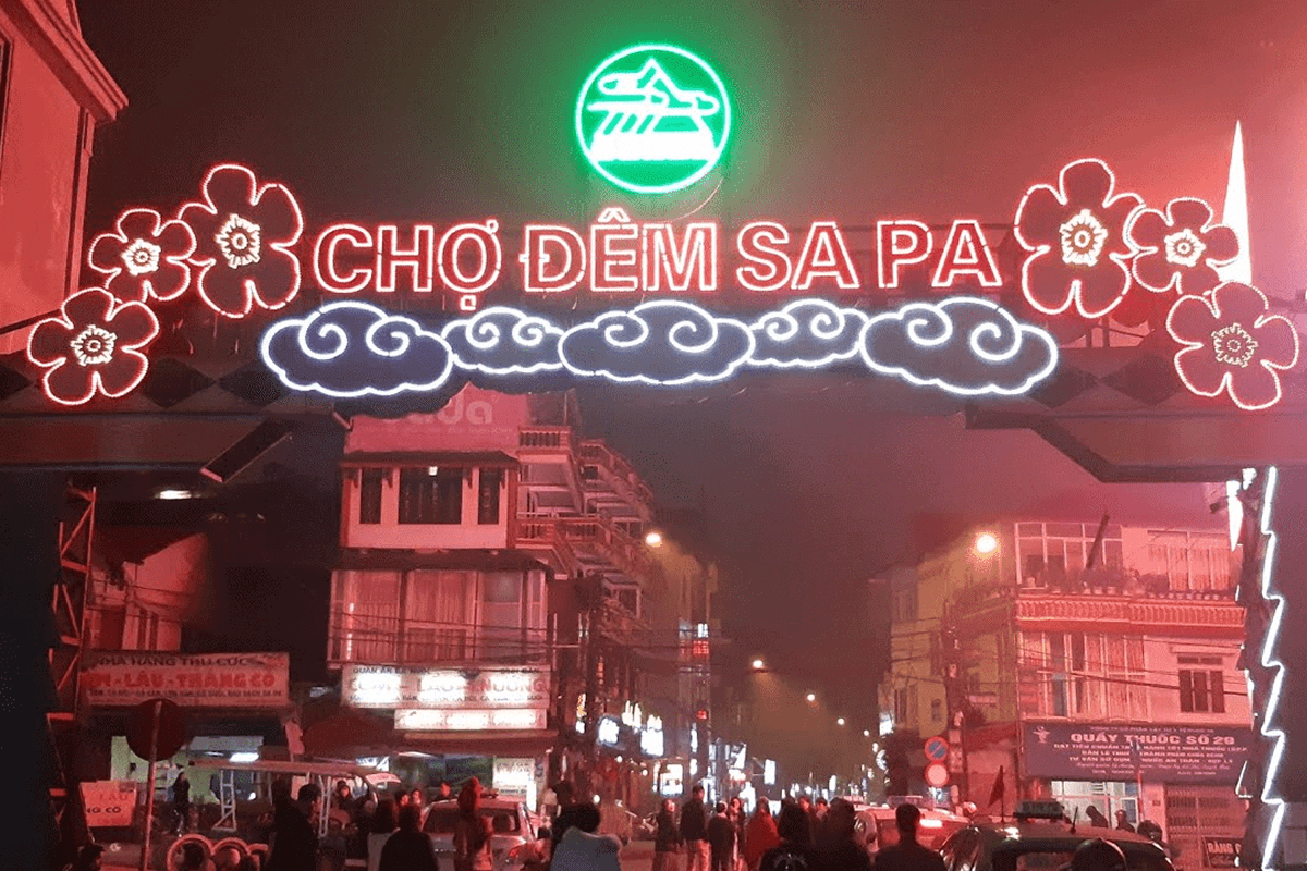 local vendors cooking food in Sapa street market at night