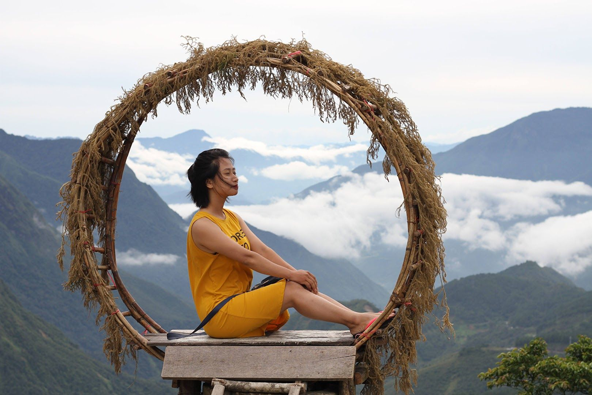 traveler taking photos at lonely tree sapa viewpoint