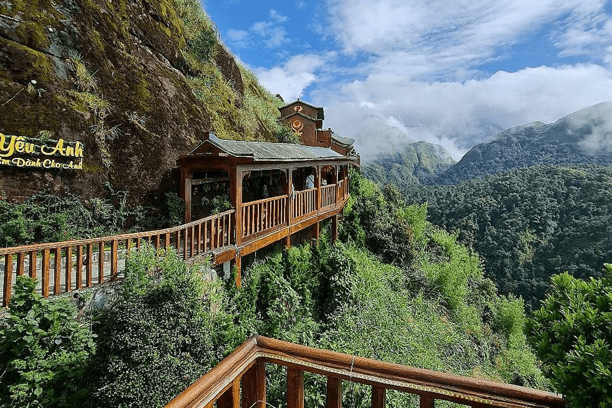 Heaven’s Gate Tram Ton Pass viewpoint surrounded by mountains in Sapa