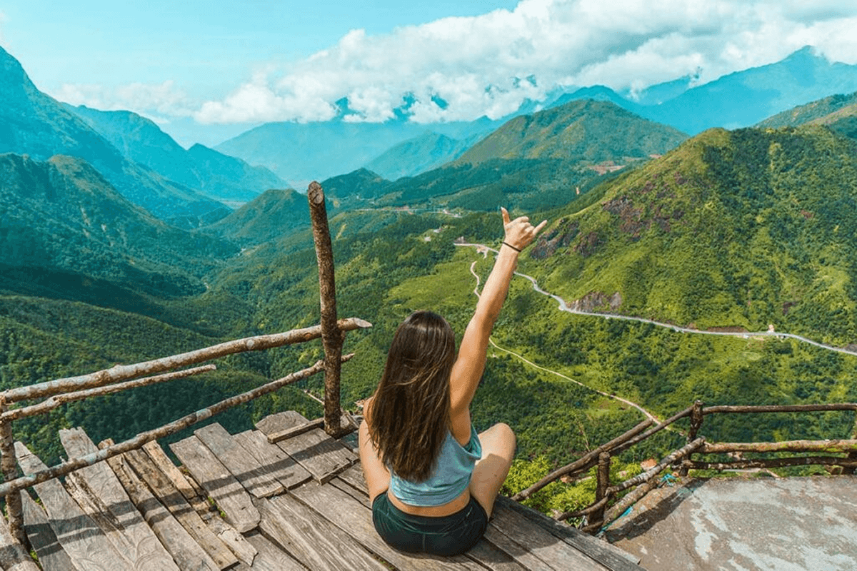Travelers taking photos at Heaven’s Gate Tram Ton Pass viewpoint in Sapa
