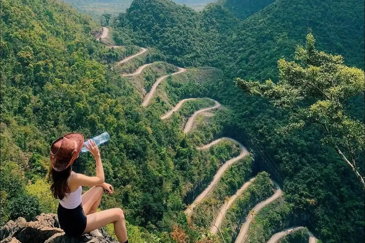 Travelers visiting Heaven’s Gate Tram Ton Pass in cool mountain weather