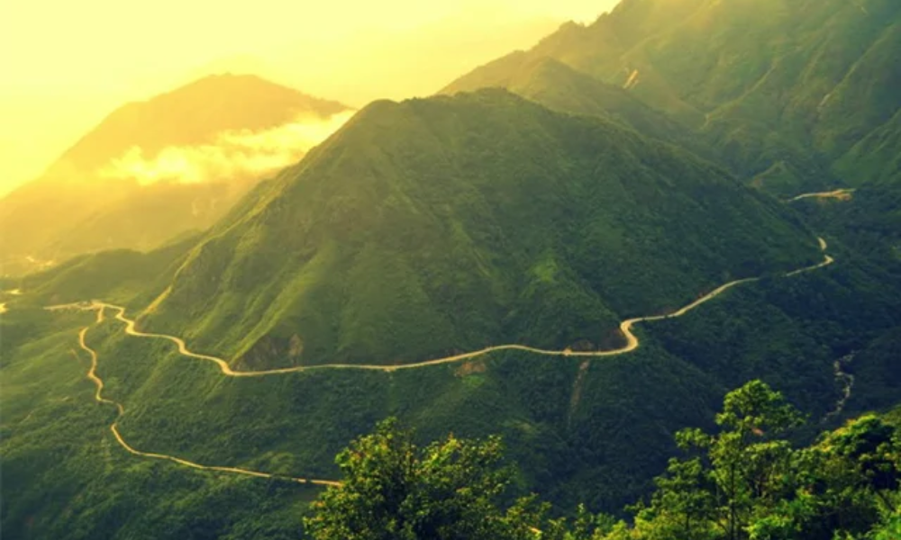 mountain pass scenery with sunset