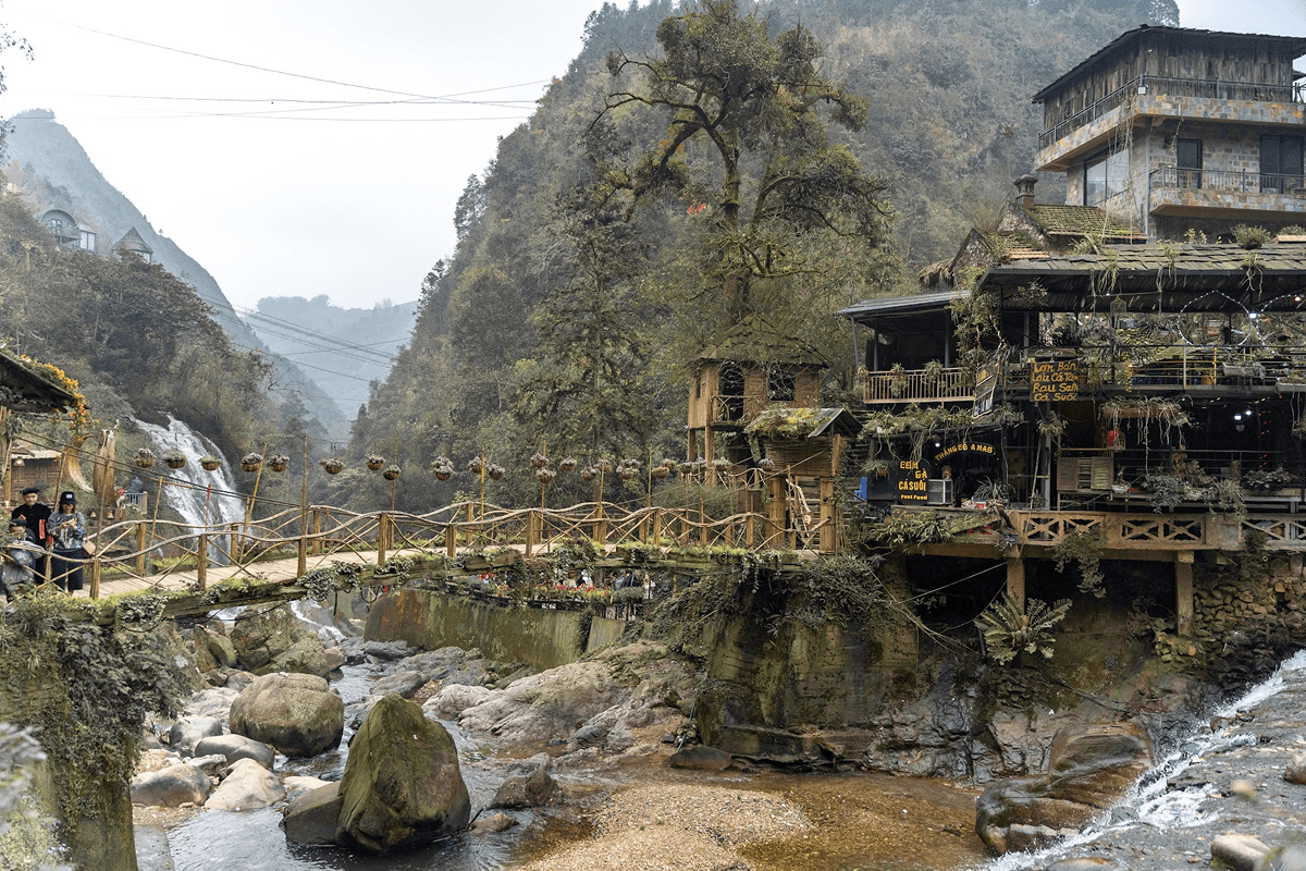 sapa love market travel guide with nearby Cat Cat Village in Sa Pa