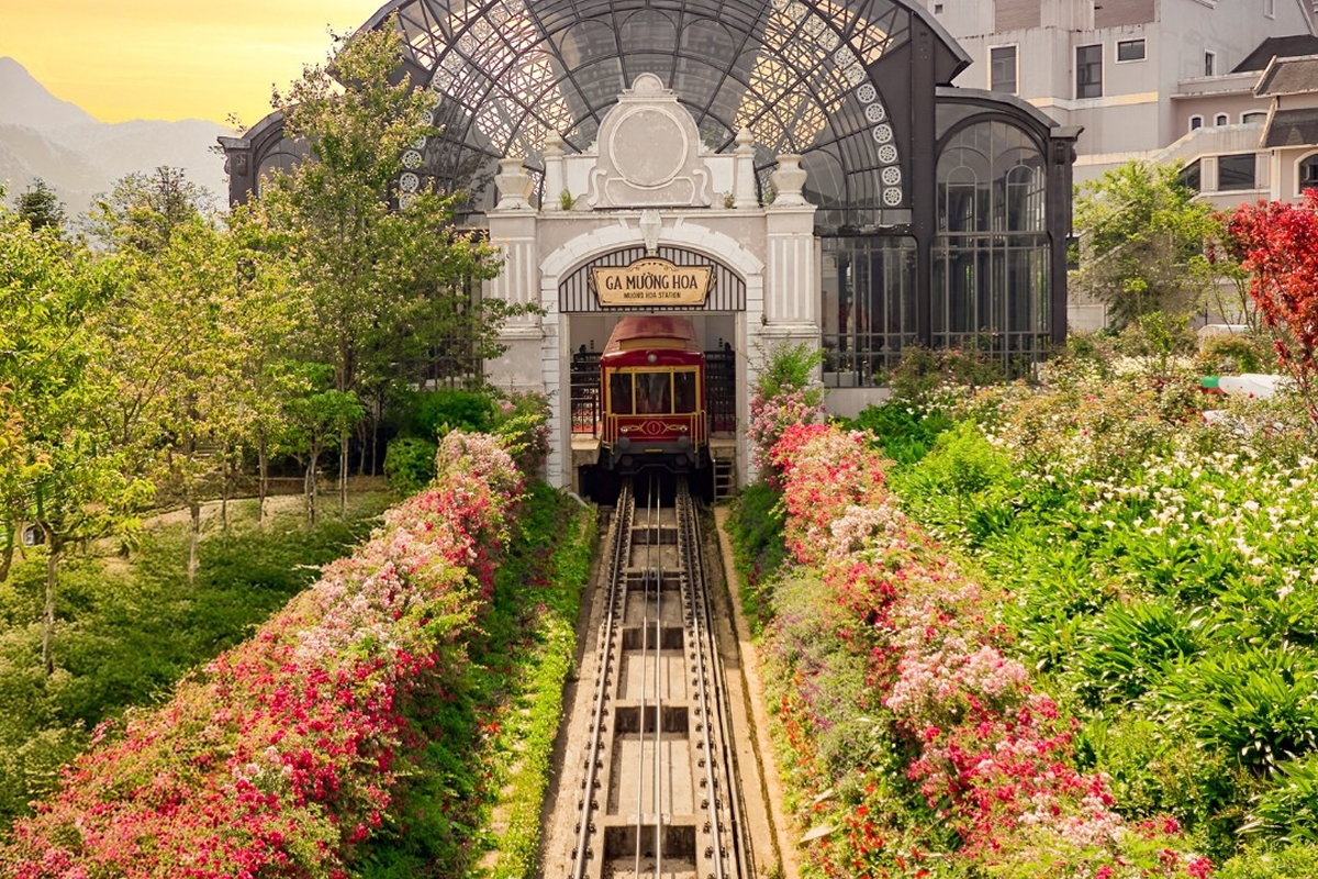 sun world sapa Muong Hoa mountain train station surrounded by misty mountain