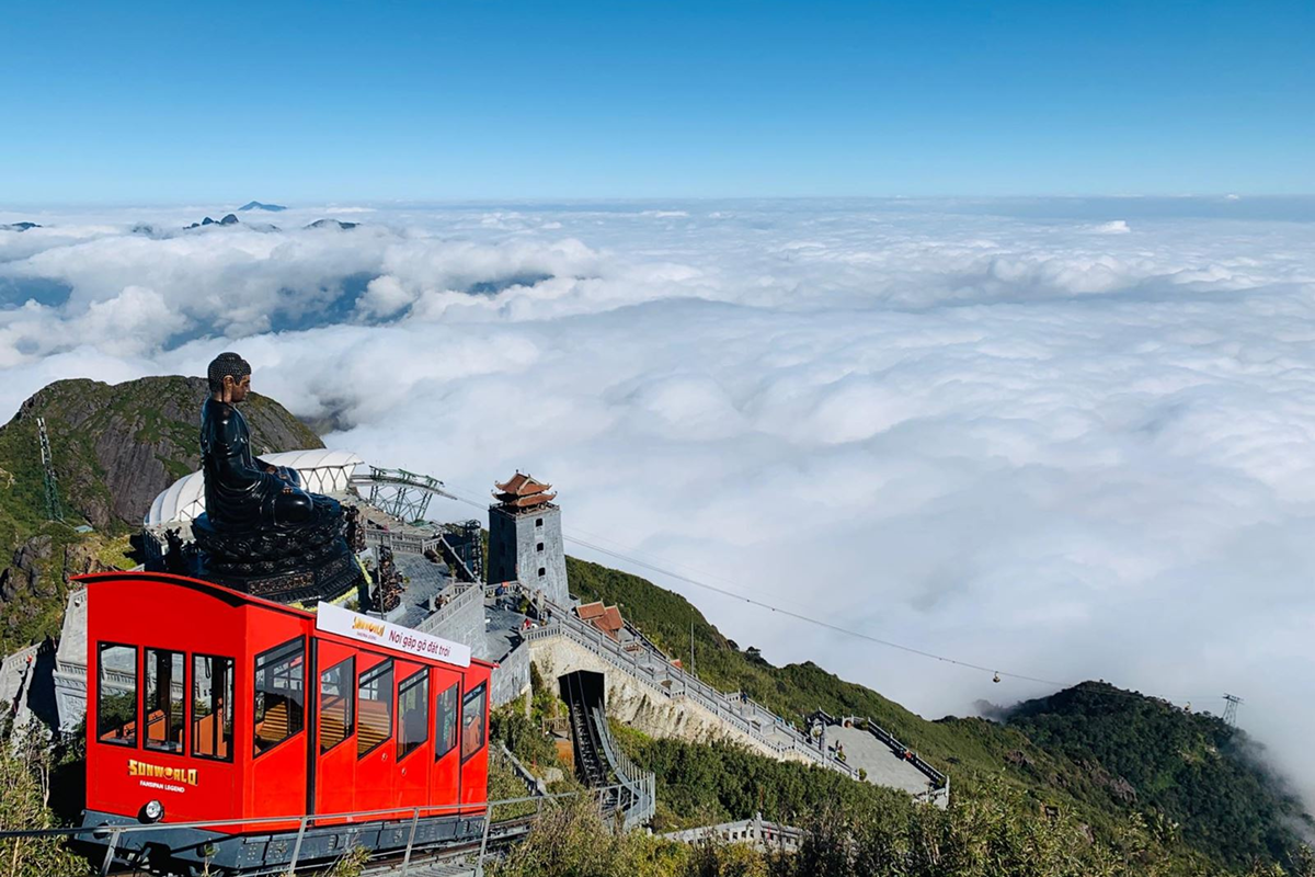 sun world sapa visitors wearing warm clothes while exploring Fansipan in cool mountain weather