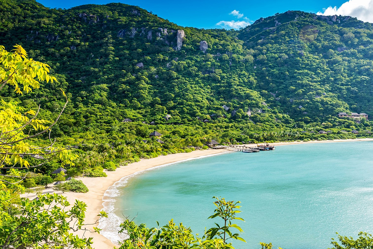 Hon Mun Island snorkeling spot with clear water and coral reef ecosystem in Nha Trang