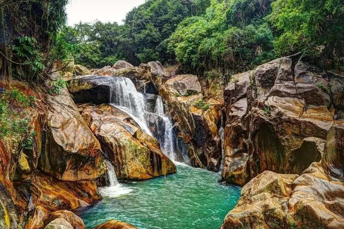 Rocky trail leading to the upper waterfall at Ba Ho Nha Trang