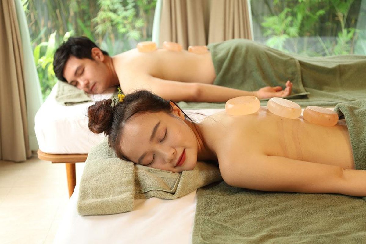 Signature oil massage therapy at Aramsa Spa