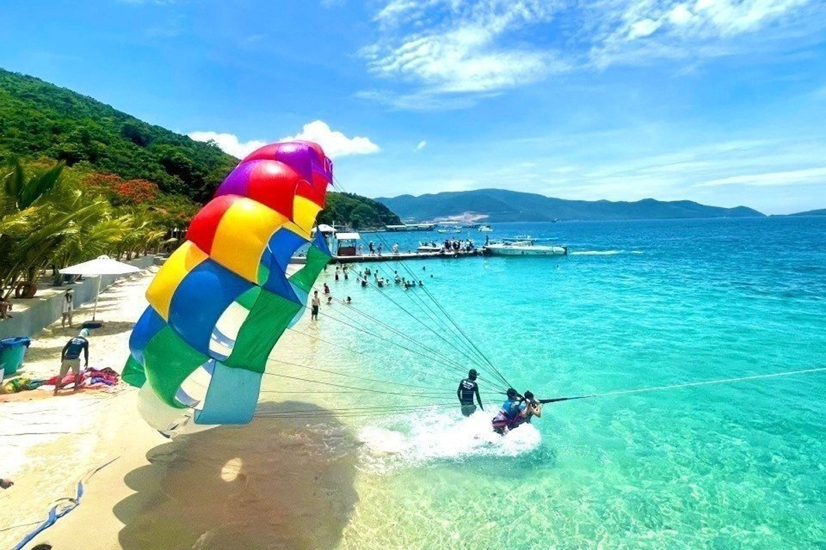 Island hopping tour in Nha Trang with snorkeling and beach stops