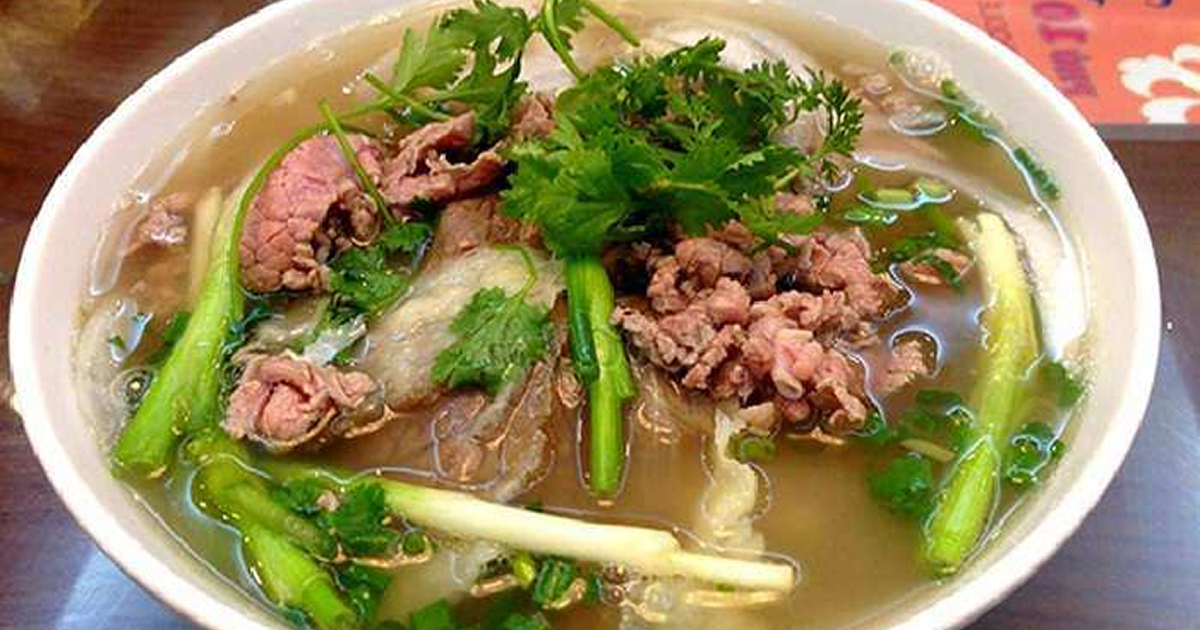 Bowl of traditional beef pho at Pho Hong Nha Trang