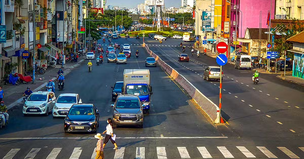 cross the street in vietnam