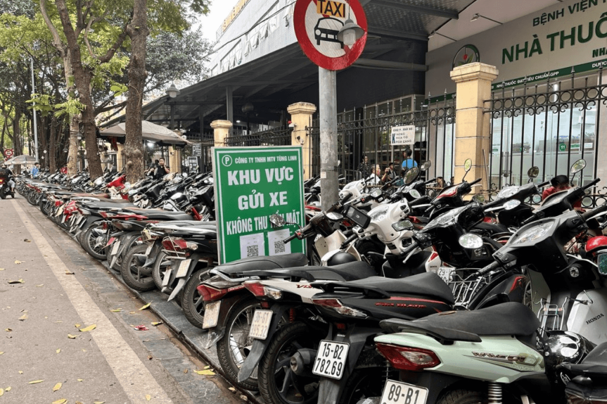 Carry small cash, as parking fees at hidden spots are often paid manually.