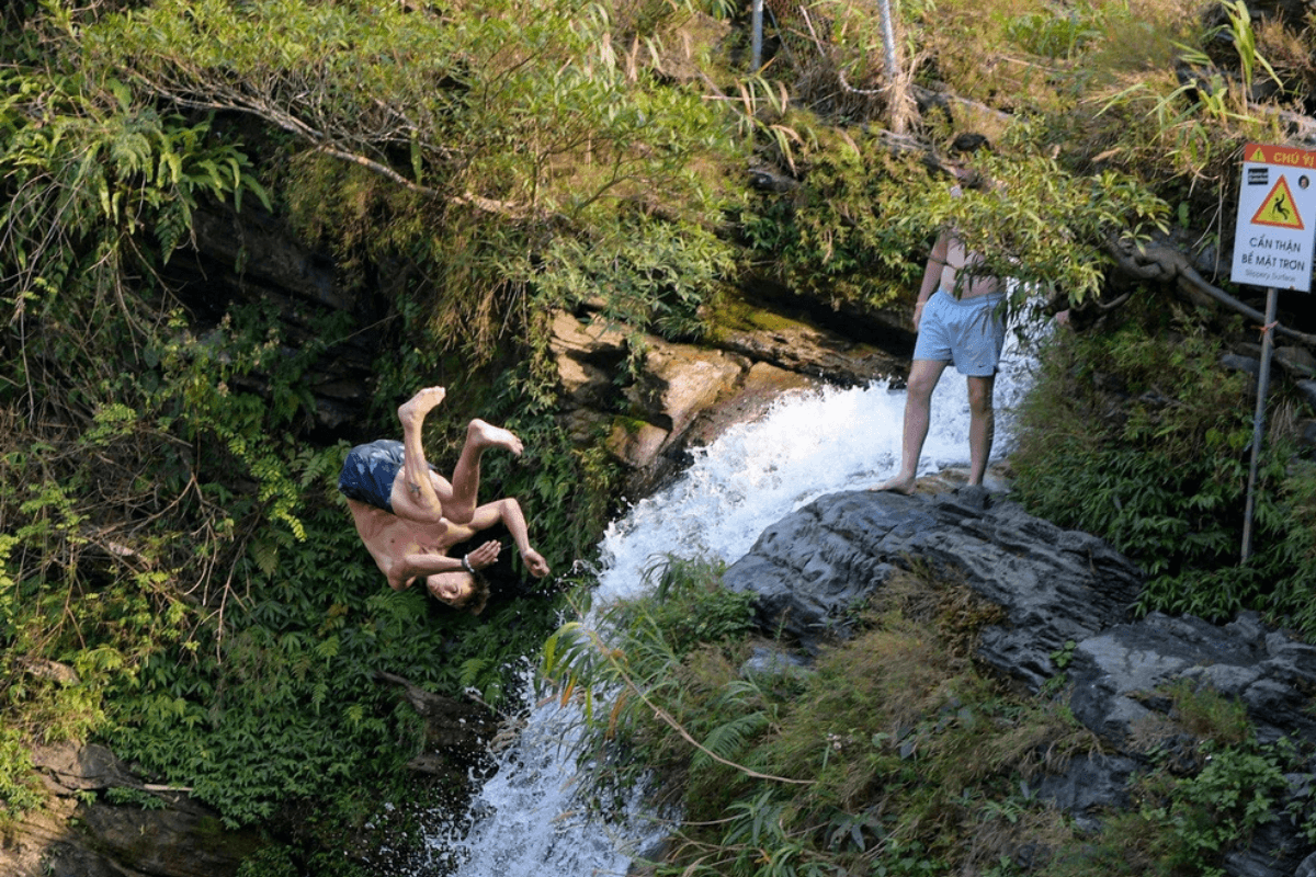 An adrenaline-pumping moment as a traveler dares to jump into water from the towering cliffs of Du Gia.
